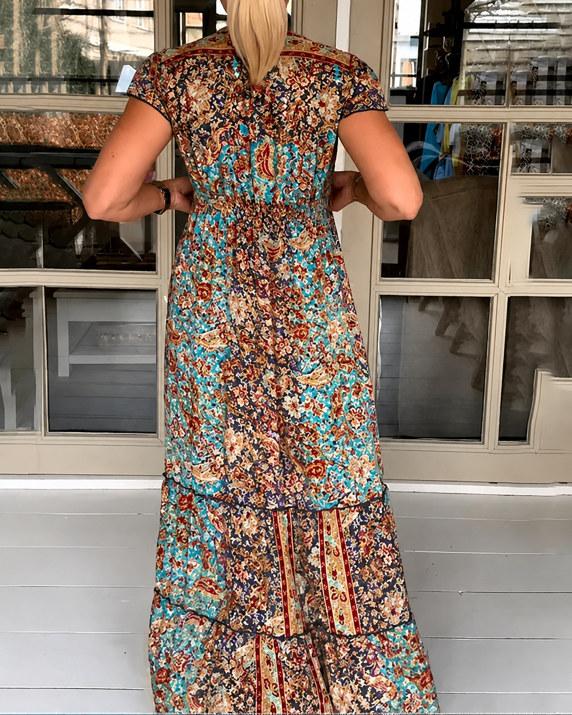 Calneshia - Elegancka Maxi Sukienka z Dekoltem w Serek