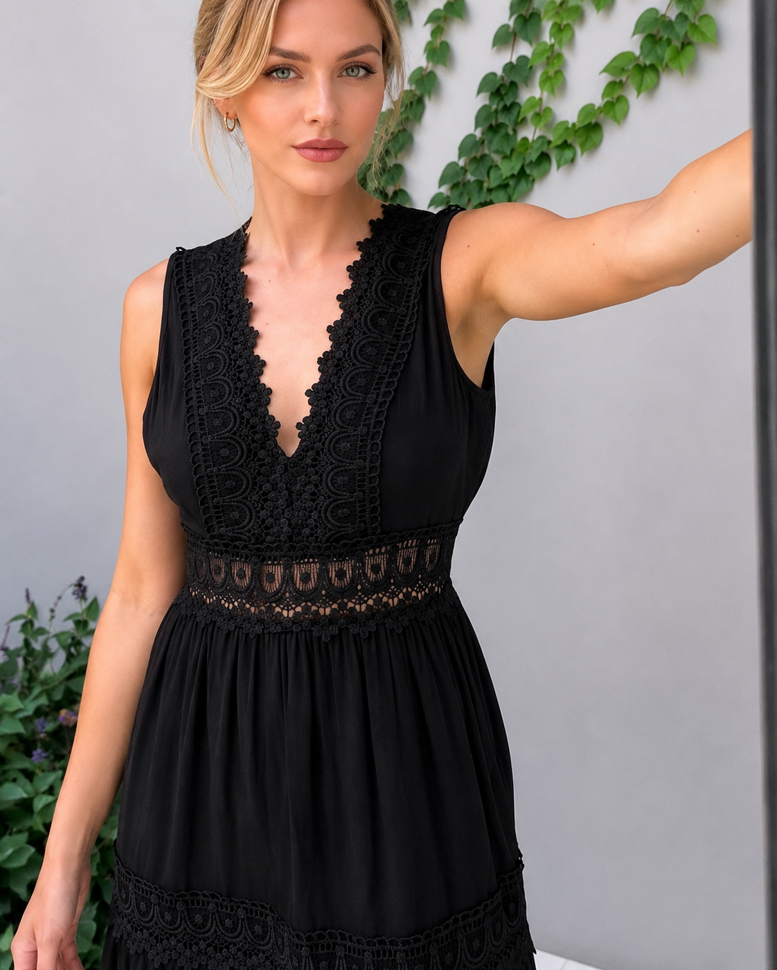 Shaquira - Elegancka Sukienka z Dekoltem w Serek