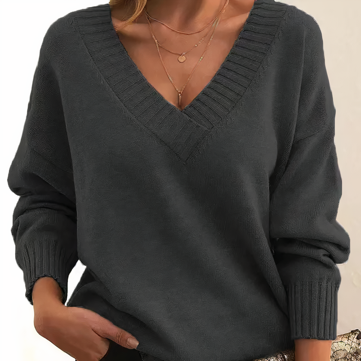 Leocadia - Elegancki sweter z dekoltem w serek