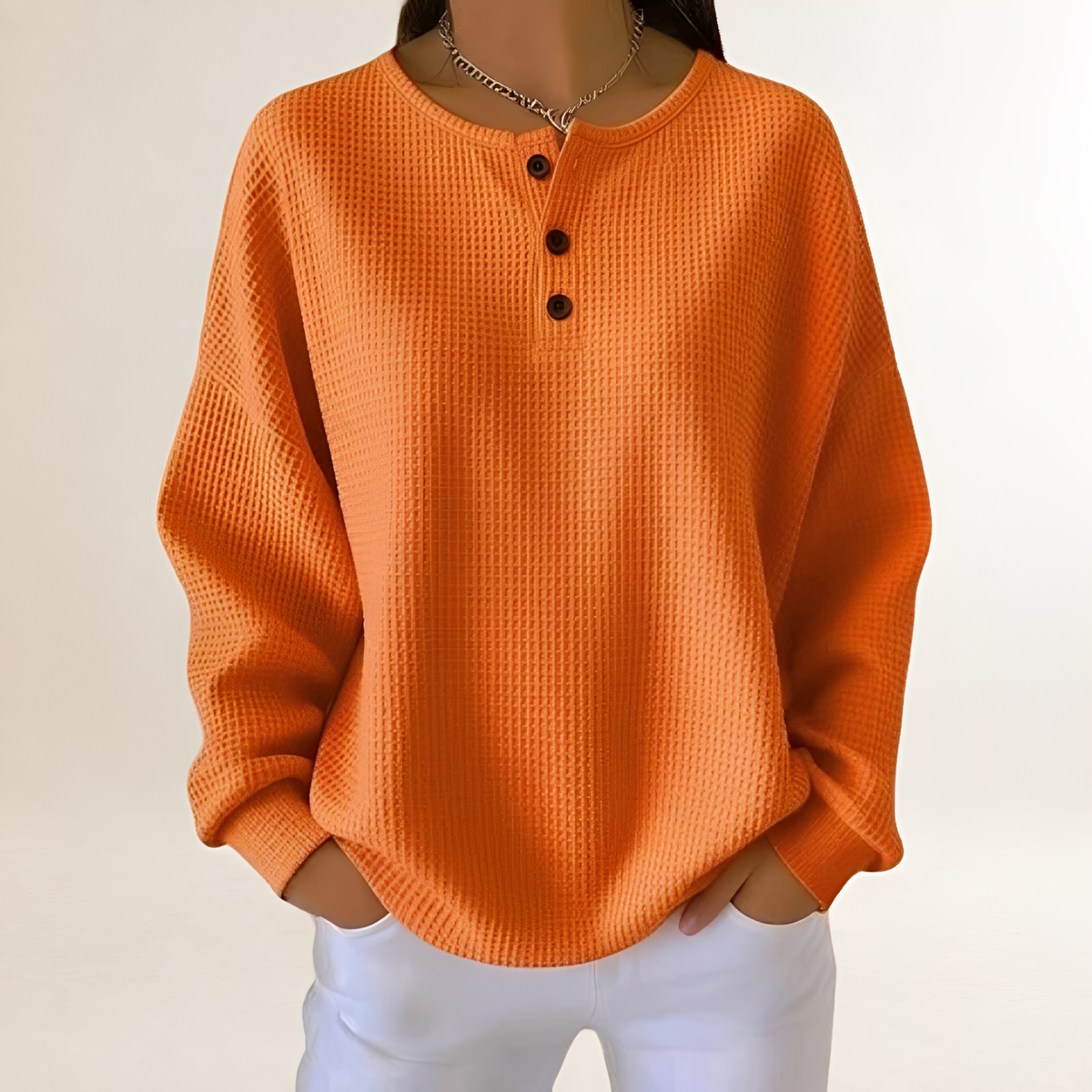 Damski sweter casual z relaxed fit i guzikami Henley - warkoczowa faktura