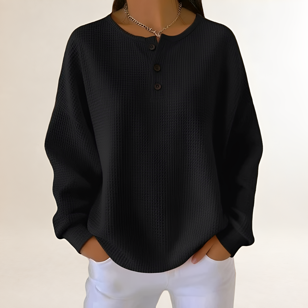 Damski sweter casual z relaxed fit i guzikami Henley - warkoczowa faktura