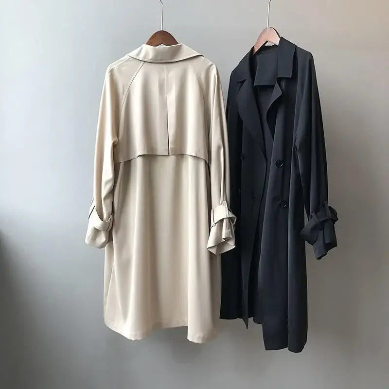 Damski trench coat double-breasted z guzikami i paskiem na rękawach