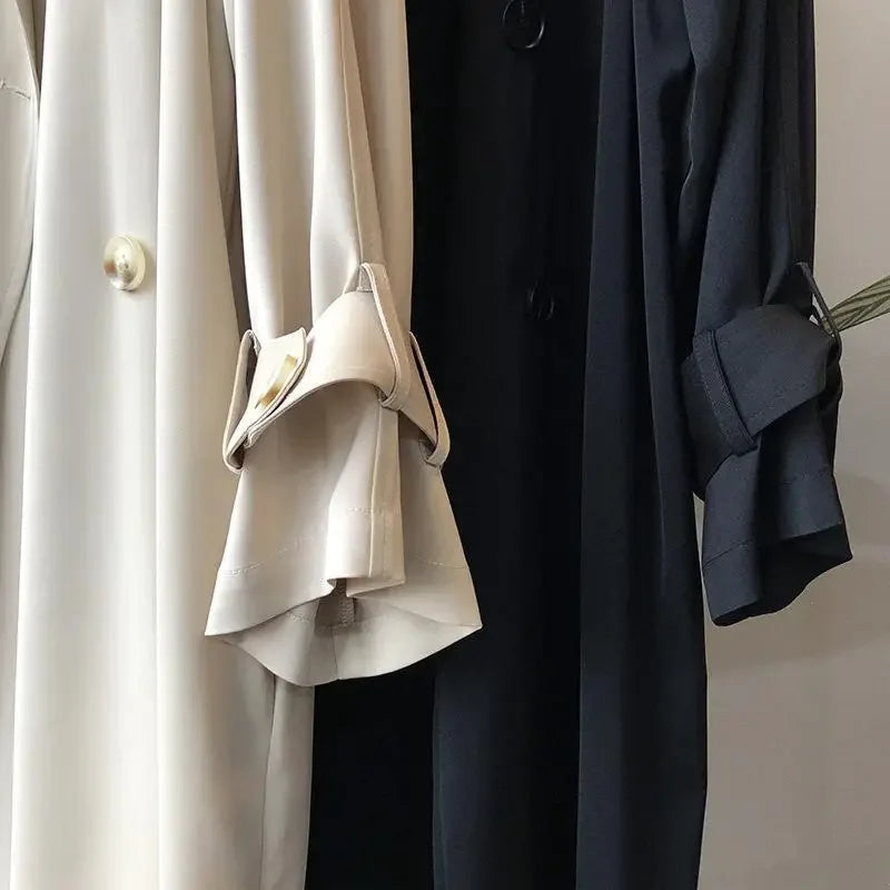 Damski trench coat double-breasted z guzikami i paskiem na rękawach