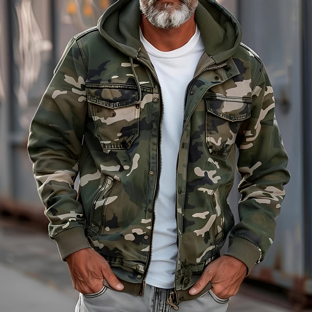 Męska kurtka camouflage z kapturem i dużymi kieszeniami na piersi