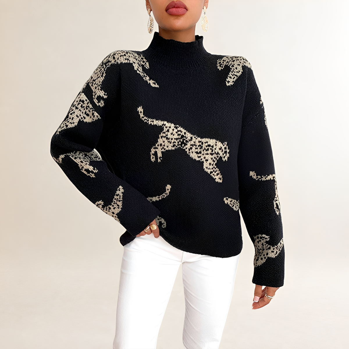 Sweter damski z wysokim kołnierzem i wzorem leopard print regular fit