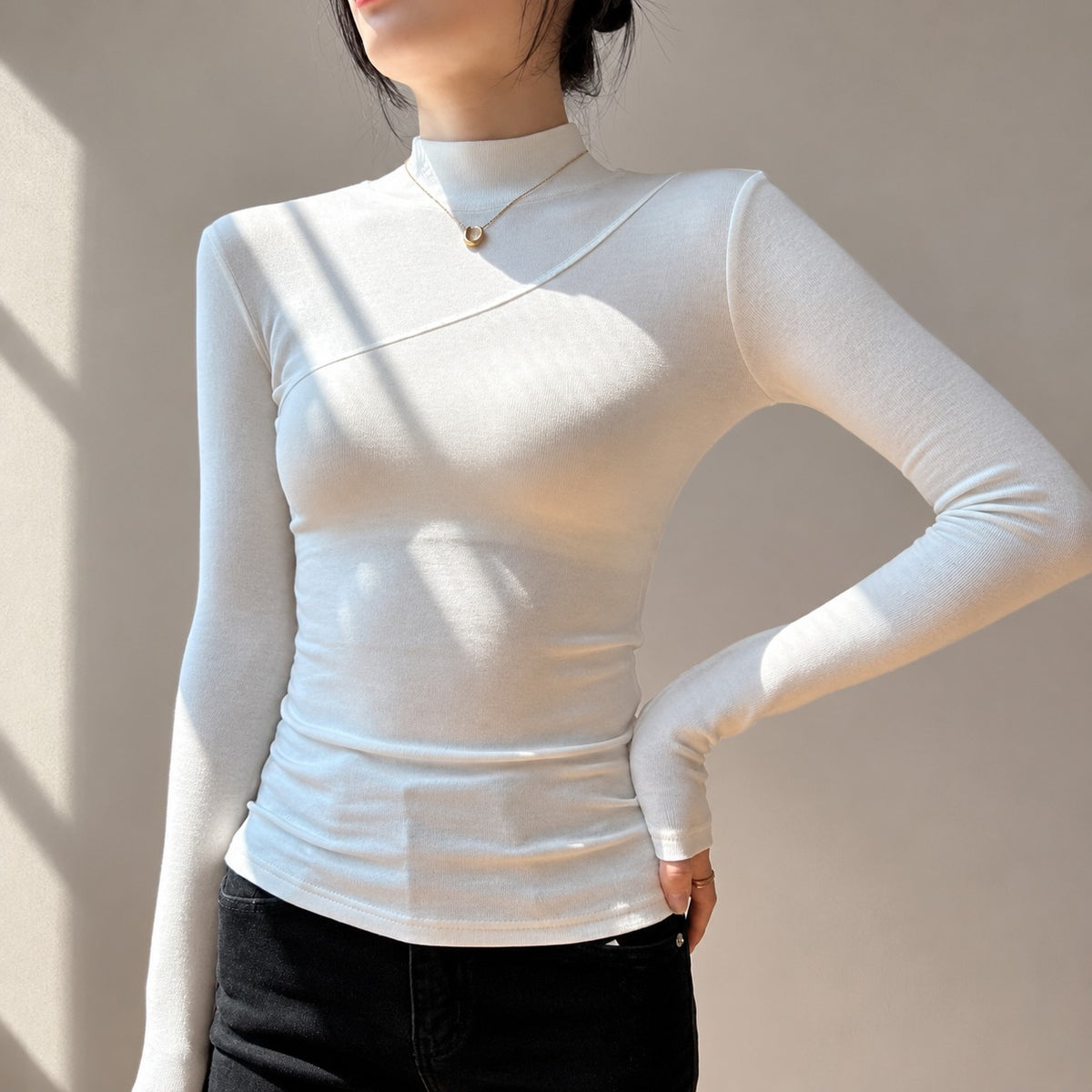T-shirt damski z długim rękawem i asymetrycznym wzorem z mock neck slim fit